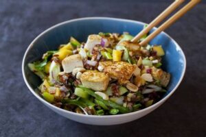 Ensalada Zen con Tofu y Mango en plato blanco